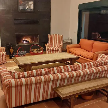 La Lumbre: Encanto Con Piscina Todo El Ano Villa Castillejo de Mesleon